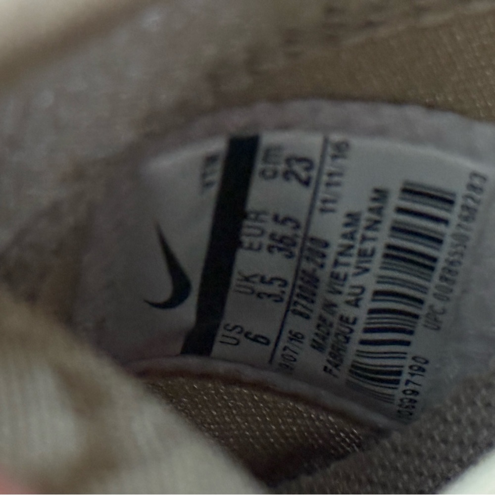 Nike Women's Presto Beige Sneakers - Picture 6 of 7